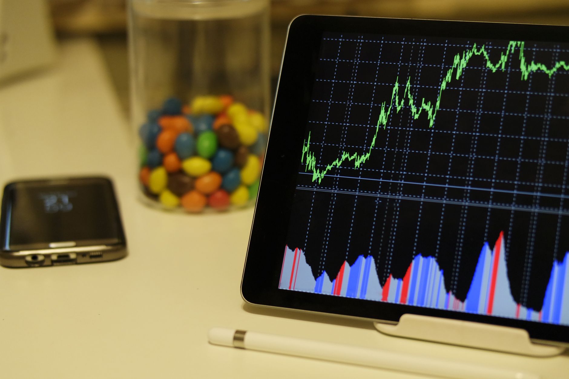 Unusual Earnings Estimate Trends Signal Opportunity for Traders and Investors